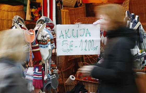 Slovinsko v lednu 2008, kdy v obchodech jet pro orientaci uvádlo i cenu