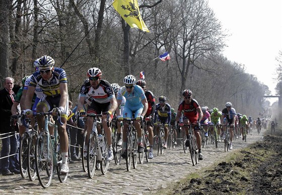 Australský cyklista Stuart O'Grady vede balík v nejnáronjí pasái celého