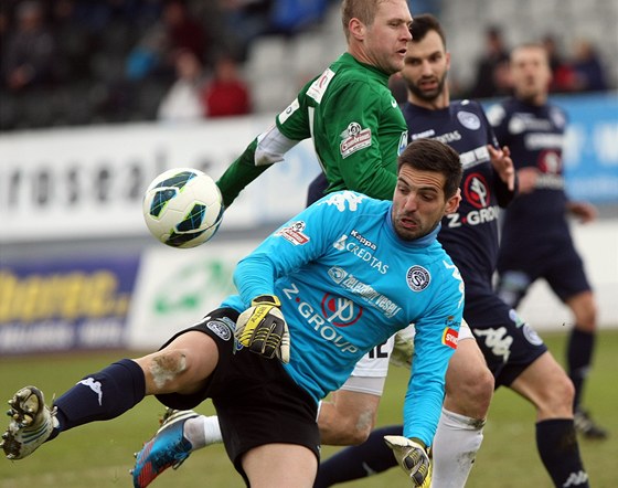 NA SLOVÁCKO. Jablonecký fotbalista Karel Piták se dere ped branku Slovácka. 