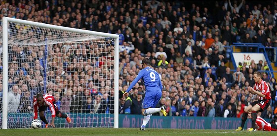 VLASTÁK. Útoník Chelsea Fernando Torres dobíhá mí, který po zásahu Matta