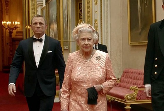 Daniel Craig coby agent 007 a královna Albta II. v klipu zahajovacího...