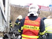 Prudký náraz vůz zdeformoval a pro hasiče bylo velmi náročné řidiče vyprostit. Prudký náraz vůz zdeformoval a pro hasiče bylo velmi náročné řidiče vyprostit.