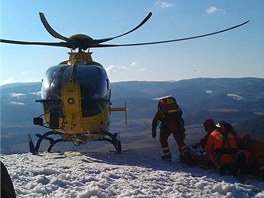 Pro zrannho paraglidistu museli hasii slanit a vythnout ho na ploinu k