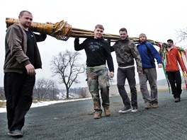 V Silvkách upletli místní mládenci rekordní pomlázku. Bez jednoho centimetru