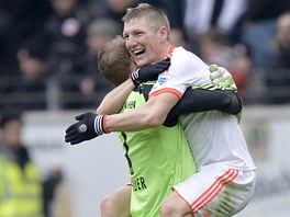 NMECKÝ TITUL PRO NMCE. Bastian Schweinsteiger (v bílém) a Manuel Neuer slaví...