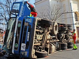 Nkladn auto s kontejnerem odpadk se v pondl ped osmou hodinou rann (8.