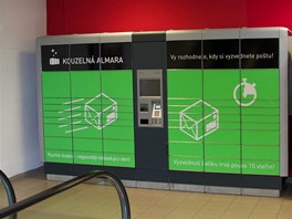 Automat na doruování balík Kouzelaná almara v obchodním centru Flora.