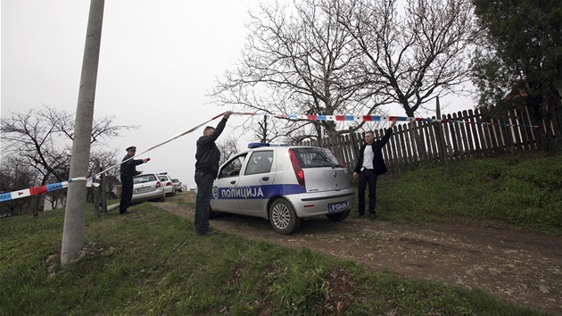 Srbt policist ve mst Velika Ivana, kde edestilet mu postlel 13 lid. (9. dubna 2013)