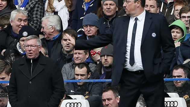 TRENI. Kou Chelsea Rafael Bentez ukliduje gestem sv svence, vlevo peml Alex Ferguson z Manchesteru United.