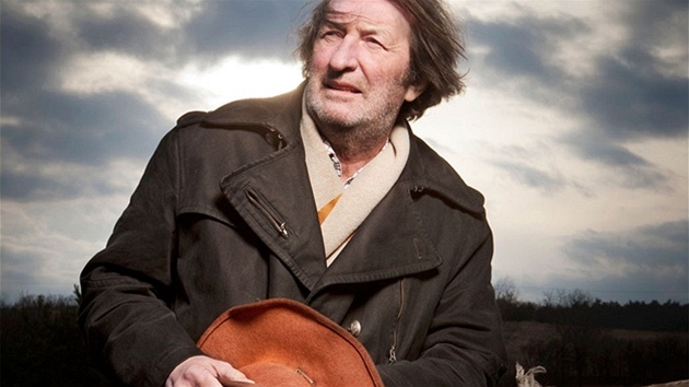 Herec a bavič Bolek Polívka.