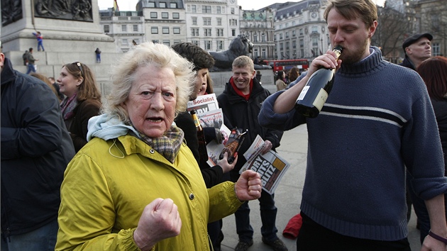 Lid na londnskm Trafalgaru slav smrt 87let Margaret Thatcherov (9. dubna 2013)