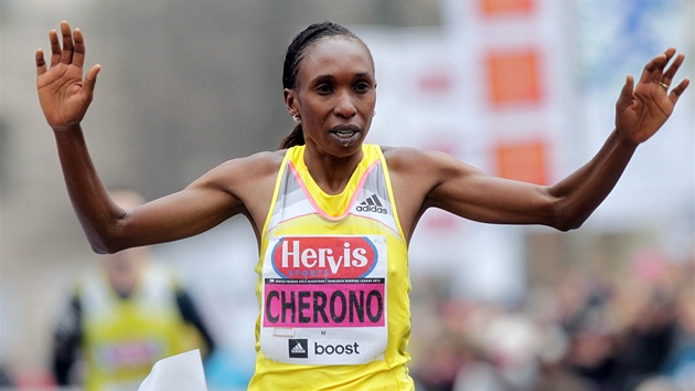 NEJRYCHLEJ ENA. Na praskm plmaratonu j byla Gladys Cheronov z Keni.