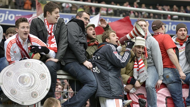 MEZI FANOUKY. tonk Bayernu Thomas Mller vyvolv do megafonu chorly.