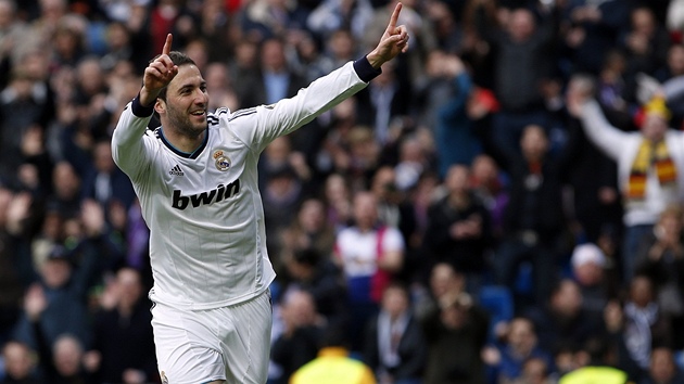 TADY JE STELEC. Gonzalo Higuaín z Realu Madrid slaví svou trefu proti Levante. 