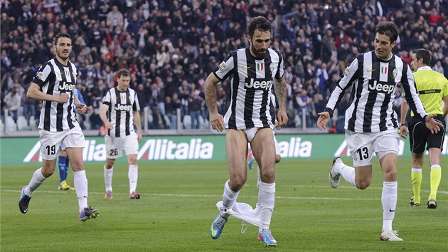 ORIGINLN OSLAVA. Mirko Vuini z Juventusu oslavil svou trefu v italsk lize drobnm striptzem.