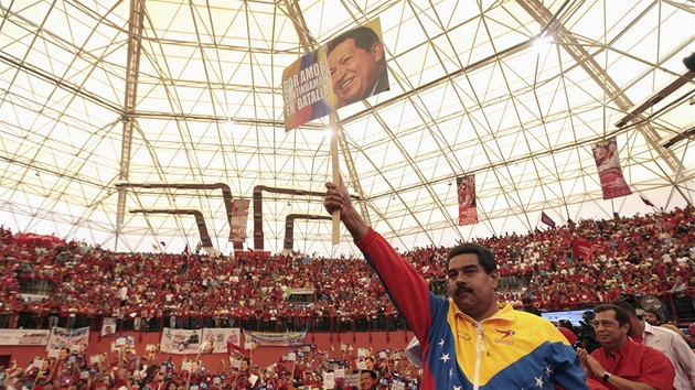 Nicolas Maduro mv ped svmi pznivci portrtem Huga Chveze (30. bezna 2013)