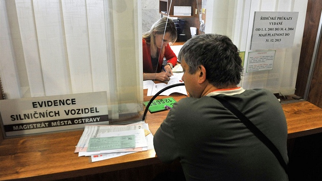 Po dvoudenn odstvce kvli otestovn novho dodavatele zaal fungovat registr vozidel. Snmek je z magistrtu v Ostrav. (4. dubna 2013)
