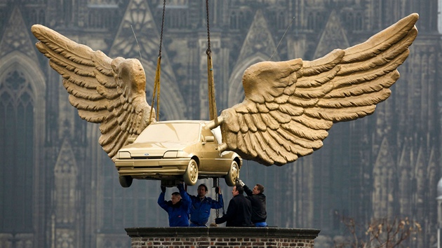 Socha zlatho okdlenho Fordu Fiesta nazvan Fluegelauto na stee Mstskho muzea v Koln nad Rnem
