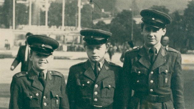 Na strojrenskch veletrzch v Brn. Kamil Ba, Karel Pikart a Jaroslav Hezk, 1955.