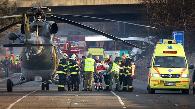 Tce zrann obti nehody francouzskho autobusu u Rokycan transportovali do nemocnice ve vrtulnku. (8. dubna 2013)