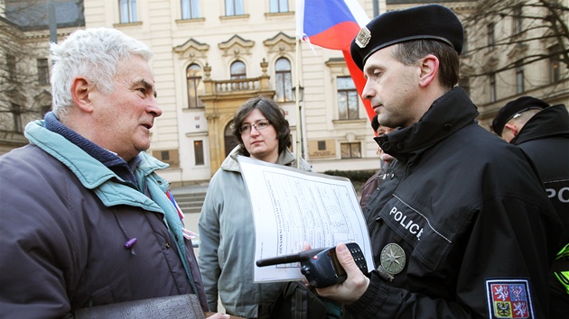 lenov hnut Holeovsk vzva se seli ped adem vldy v Praze. (8. dubna 2013)