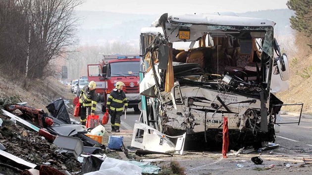 U Rokycan havaroval francouzsk autobus pln dt. (8. dubna 2013)