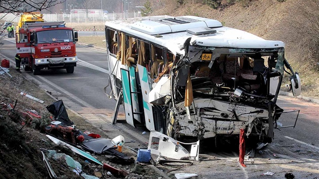 U Rokycan havaroval francouzsk autobus pln dt. (8. dubna 2013)