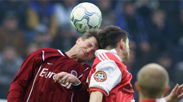 Michal Hork (vlevo) pi hlavikovm souboji s Pavlem Kukou pi derby Sparty se Slvi (16. bezna 2001)
