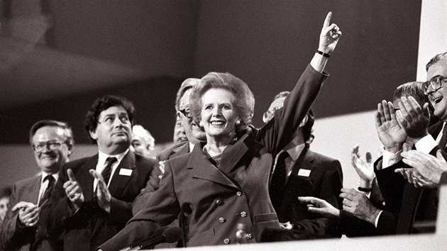 Britsk premirka Margaret Thatcherov pijm ovace na konferenci konzervativc. (13. jna 1989)