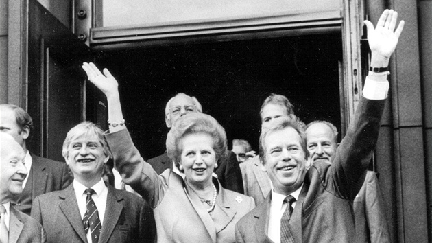 Margaret Thatcherov nkolikrt navtvila Prahu. Snmek je z jej nvtvy 17. z 1990.