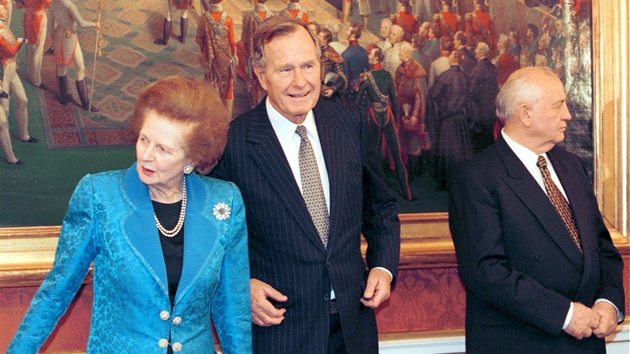 Margaret Thatcherov, George Bush a Michail Gorbaov pi oslav 10. vro sametov revoluce na Praskm hrad. (16. listopadu 1999)