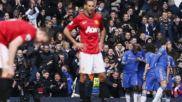 Radost Chelsea (vpravo) a  smutek Manchesteru United ve tvrfinle Anglickho pohru. 