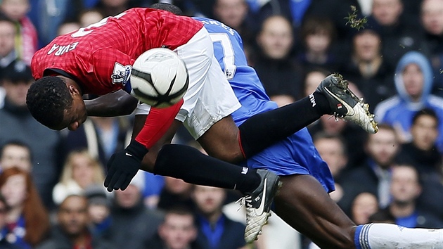 Patrice Evra z Manchesteru United (vpedu) a Ramires z Chelsea ve tvrtfinlov odvet Anglickho pohru.