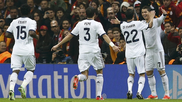 Cristiano Ronaldo (vpravo) pijm od spoluhr z Realu Madrid gratulace ke glu, kter vstelil v odvet tvrtfinle Ligy mistr na hiti Galatasaray Istanbul.