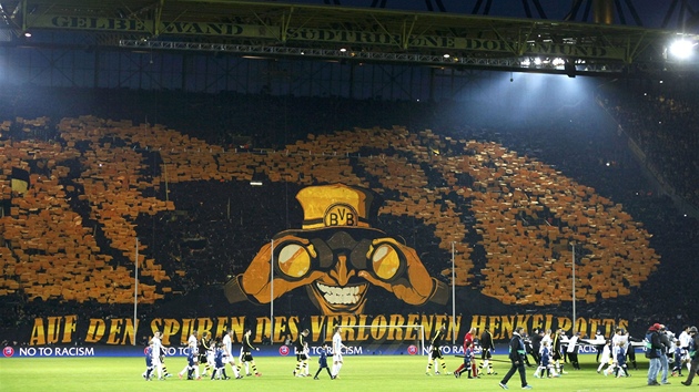 CHOREO Po stopch ztracenho pohru. Fanouci fotbalist Dortmundu vtaj hre ped odvetou tvrtfinle Ligy mistr proti Mlaze.