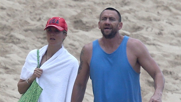 Heidi Klumov a jej ptel Martin Kristen se na Havaji vrhli do vln, aby zachrnili modelina syna a jeho chvy.