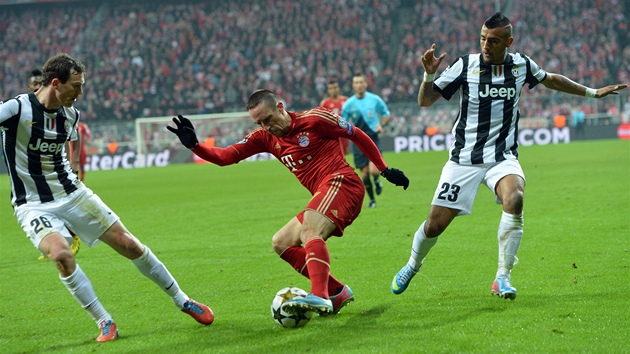 Zlonk Franck Ribry z Bayernu Mnichov (v ervenm) se sna projt obranou Juventusu Turn. 
