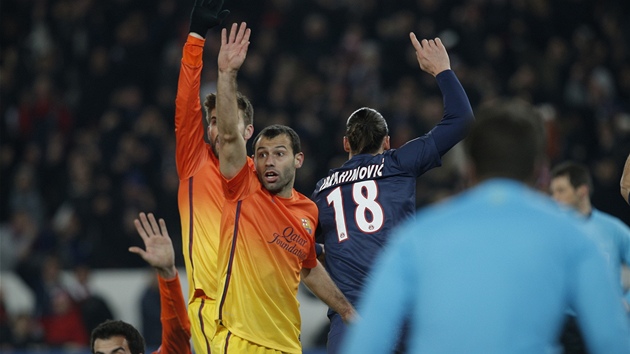 Zatmco fotbalist Barcelony signalizuj rozhodmu ofsajd, Zlatan Ibrahimovic z Paris St. Germain se raduje ze vstelenho glu.