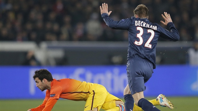 Zlonk David Beckham z Paris St. Germain a Cesc Fabregas z Barcelony bojuj o m.