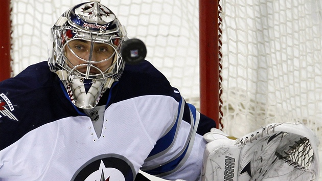 Brank Ondej Pavelec z Winnipegu v zpase s New York Rangers.