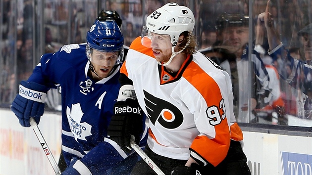 Jakub Voráek (vpravo) z Philadelphie v souboji s Jayem McClementem z Toronta. 