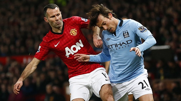 David Silva (vpravo) z Manchesteru City v souboji s Ryanem Giggsem z Manchesteru United.