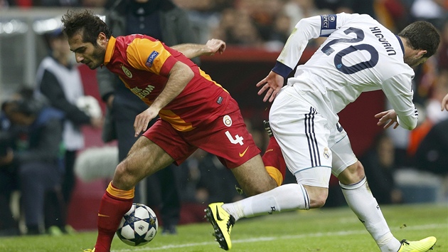Hamit Altintop (vlevo) z Galatasaraye Istanbul v souboji  s Gonzalem Higuainem z Realu Madrid.