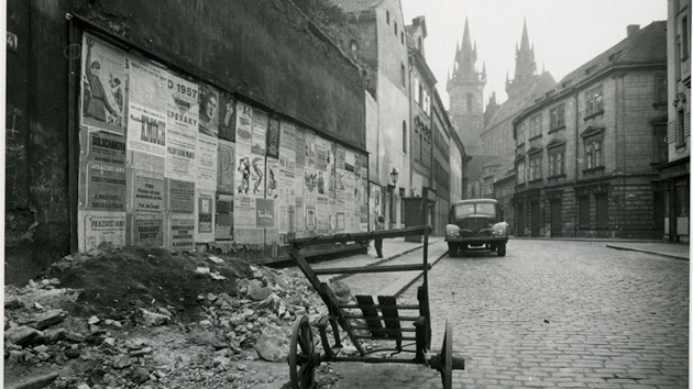 Zákoutí s dvoukolákem ve tupartské ulici, 6. 6. 1957