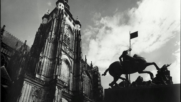 Socha sv. Jií a svatovítská zvonice, kolem 1960