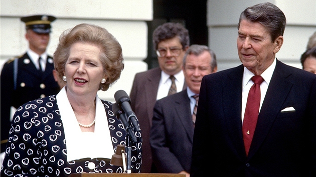 Stejn jako lenky krlovsk rodiny i Thatcherov, pezdvan elezn lady, dvala pednost britskm mdnm znakm a nvrhm.