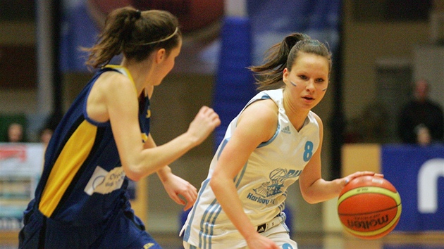 Kristna Zdekov, basketbalistka Karlovch Var, v duelu s juniorkou USK Praha. brn ji Karolna Kuthanov (vlevo).