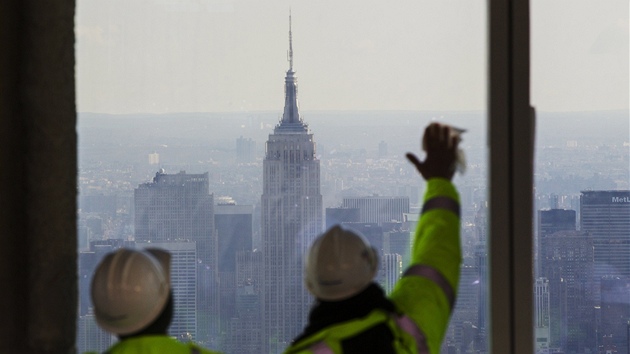 Na 100. pate One World Trade Center. Za oknem, kter prv jeden z pracovnk ist, je vidt Empire State Building.