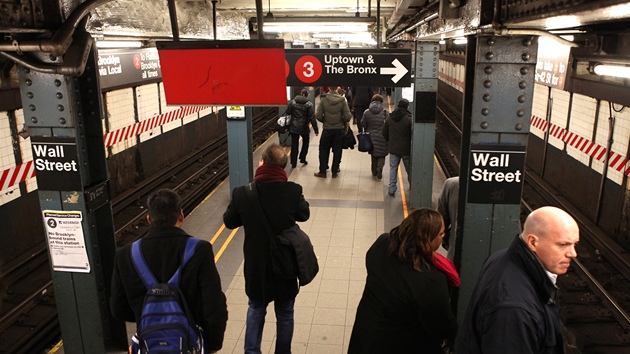 Interiér newyorského metra je strohý a stízlivý, ani pod slavnou Wall Street