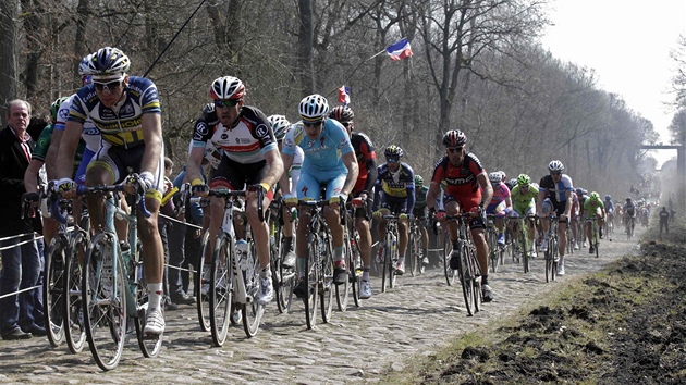 Australsk cyklista Stuart O'Grady vede balk v nejnronj pasi celho zvodu do Roubaix v oblasti Arenberg. 